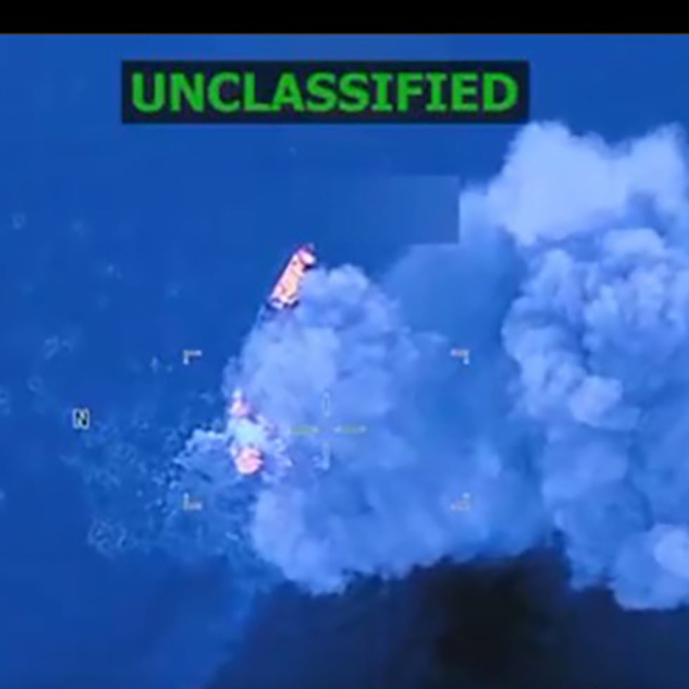 Captura de pantalla de un video publicado en la cuenta oficial de la red social X @SecWar del secretario del Departamento de Defensa estadounidense, Pete Hegseth que muestra un ataque contra una embarcación en aguas del mar Caribe.