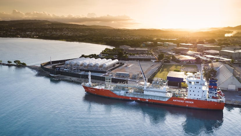 New Fortress Energy anunció proyectos de terminales de gas natural licuado en México y en Irlanda. Arriba, la terminal que la empresa maneja en Jamaica. (Suministrada)