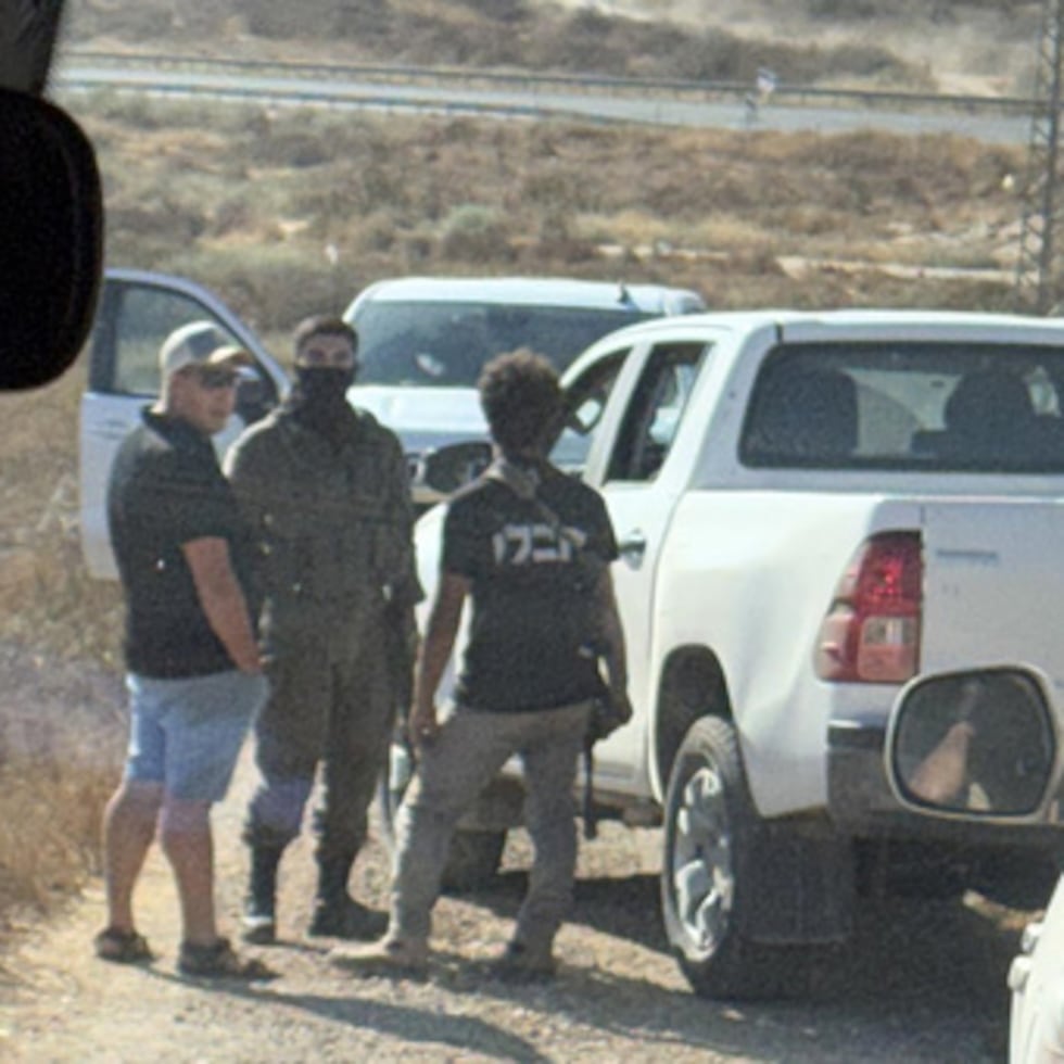 En la imagen, facilitada por Cameron Kasky, varios hombres armados bloquean el camino e impiden el paso a los vehículos en los que viajaban el representante estadounidense Ro Khanna y su delegación, cerca de la localidad de Khirbet Zanuta, en Cisjordania, el miércoles 8 de julio.