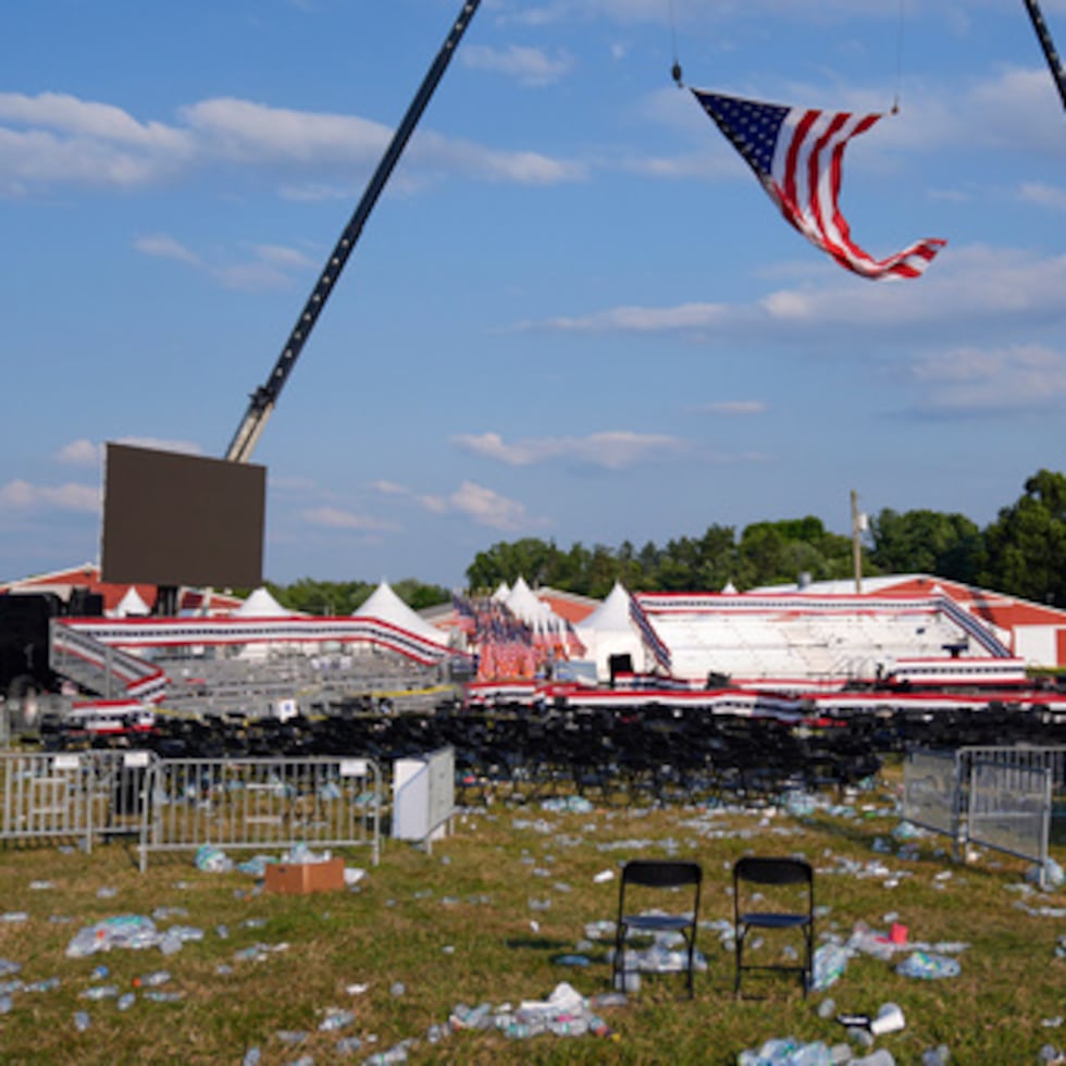 El recinto de un mitin de campaña del candidato presidencial republicano y expresidente Donald Trump quedó vacío y lleno de escombros el 13 de julio de 2024tras el incidente.