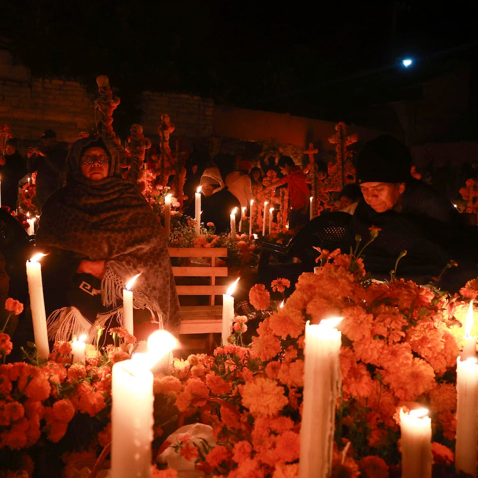El alcalde del municipio de Uruapan, Carlos Alberto Manzo Rodríguez, fue tiroteado la noche del sábado en medio de una multitud que se concentró en el centro histórico de esa localidad para disfrutar del “Festival de las Velas”.
