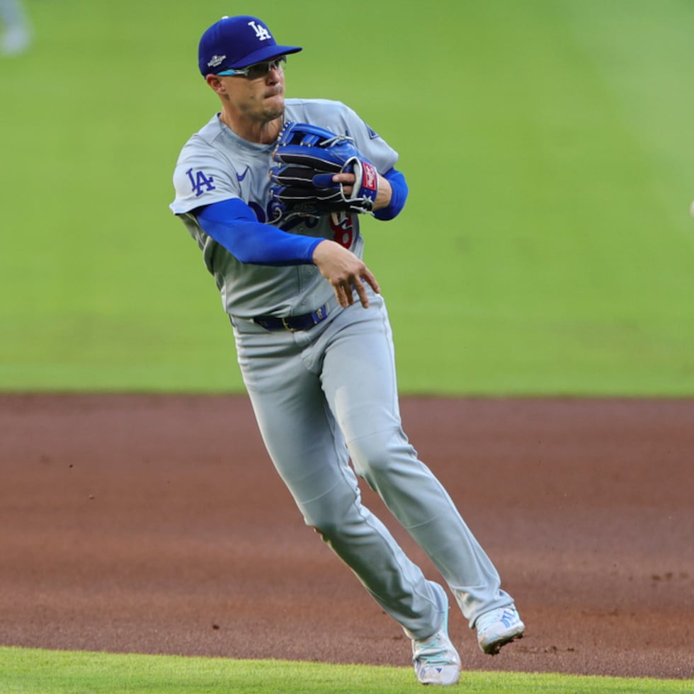 Kike Hernández, aquí defendiendo la antesala, suma un jonrón y dos impulsadas en los playoffs 2026.