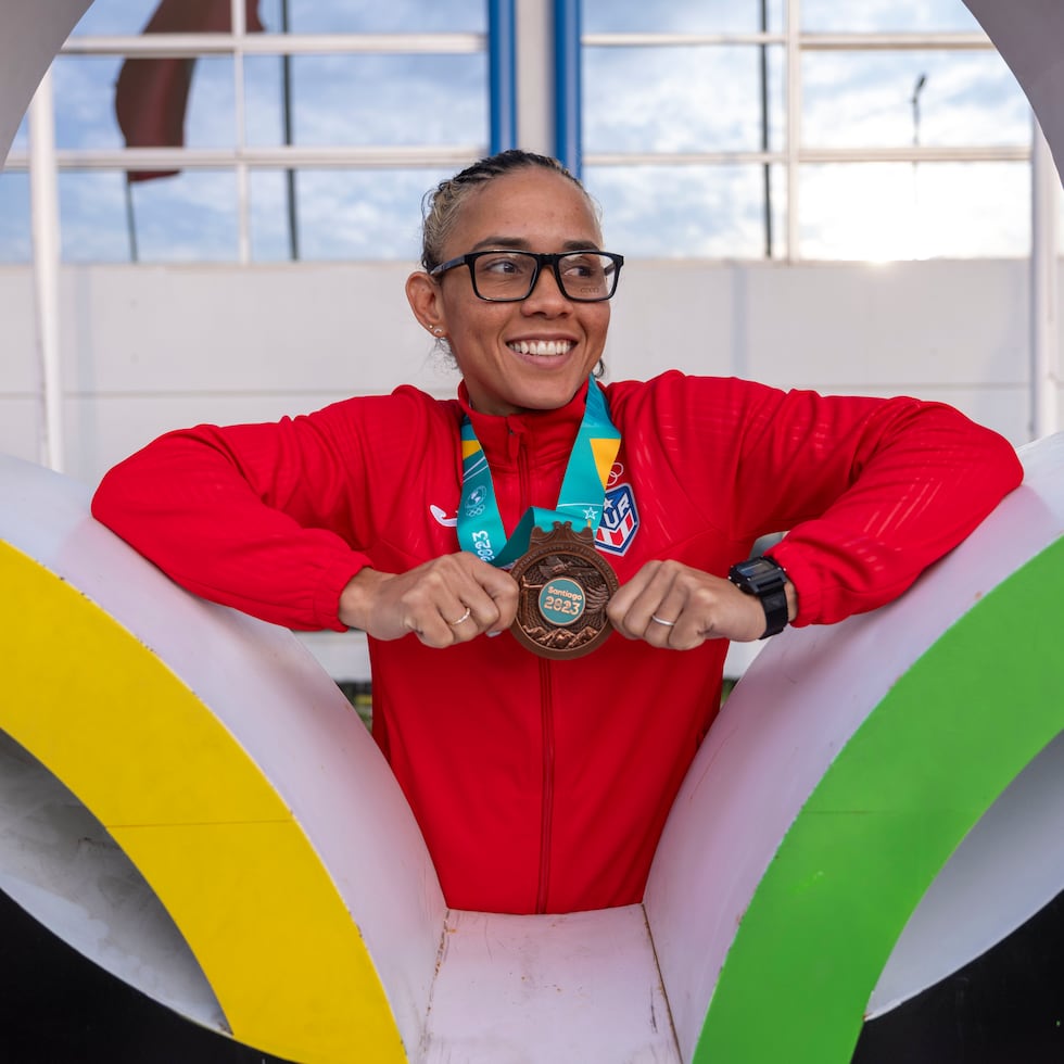 La boxeadora puertorriqueña Ashleyann Lozada clasificó a los Juegos Olímpicos París 2024 al avanzar a las semifinales de los 57 kilogramos de los Juegos Panamericanos de Santiago 2023.