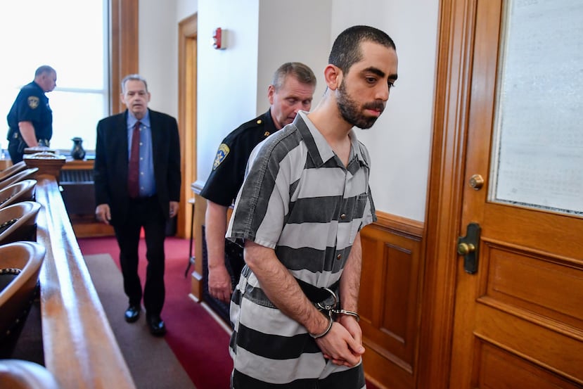 ARCHIVO - Hadi Matar entra al tribunal del condado de Chautauqua en Mayville, Nueva York, el 16 de mayo de 2025. (Foto AP/Adrian Kraus, Archivo)