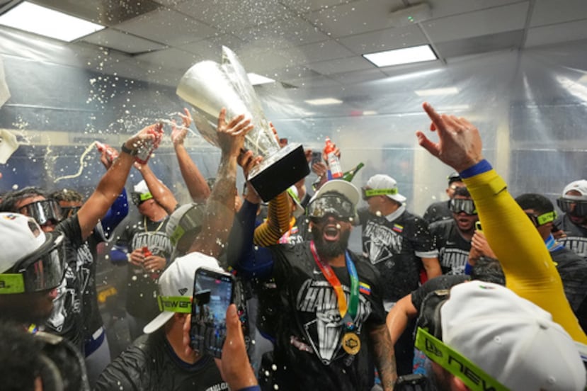 El equipo de Venezuela celebra con el trofeo tras derrotar a los Estados Unidos en el juego de campeonato del Clásico Mundial.