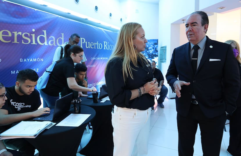 Mayra Charriez Cordero (al centro), entonces vicepresidenta de Asuntos Estudiantiles de la UPR dialoga con el expresidente universitario Luis A. Ferrao Delgado, durante un evento en Plaza Las Américas en marzo de 2024.