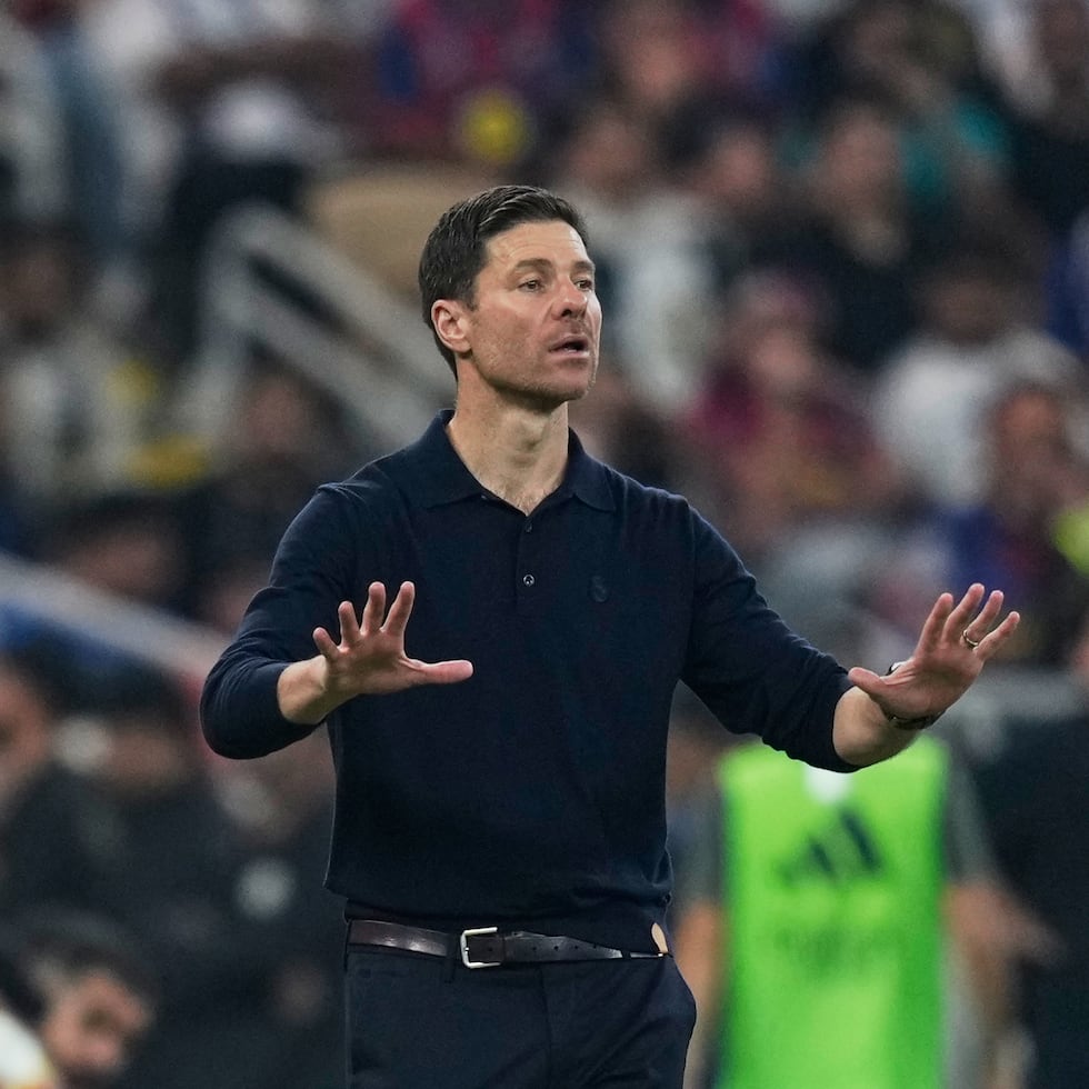 Xabi Alonso, ahora exentrenador del Real Madrid, gesticula durante el partido de fútbol de la final de la Supercopa de España contra el FC Barcelona.