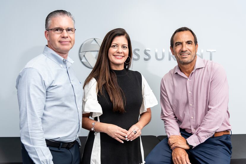 De pie, de izquierda a derecha, Josué Salvá, Jeimy Jáquez, Luis Felgueras, Marisabel Calderón, Juan Parrilla, Moisés Ocasio, Vanessa Ortiz e Ivonne Trujillo. Sentados, en el mismo orden, Johanne Pagán, Luis Osorio, Javier Santiago y Aidita Fuentes.