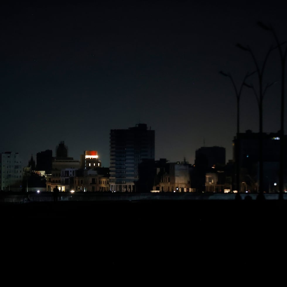 Una calle en La Habana a oscuras durante un apagón en La Habana, Cuba.
