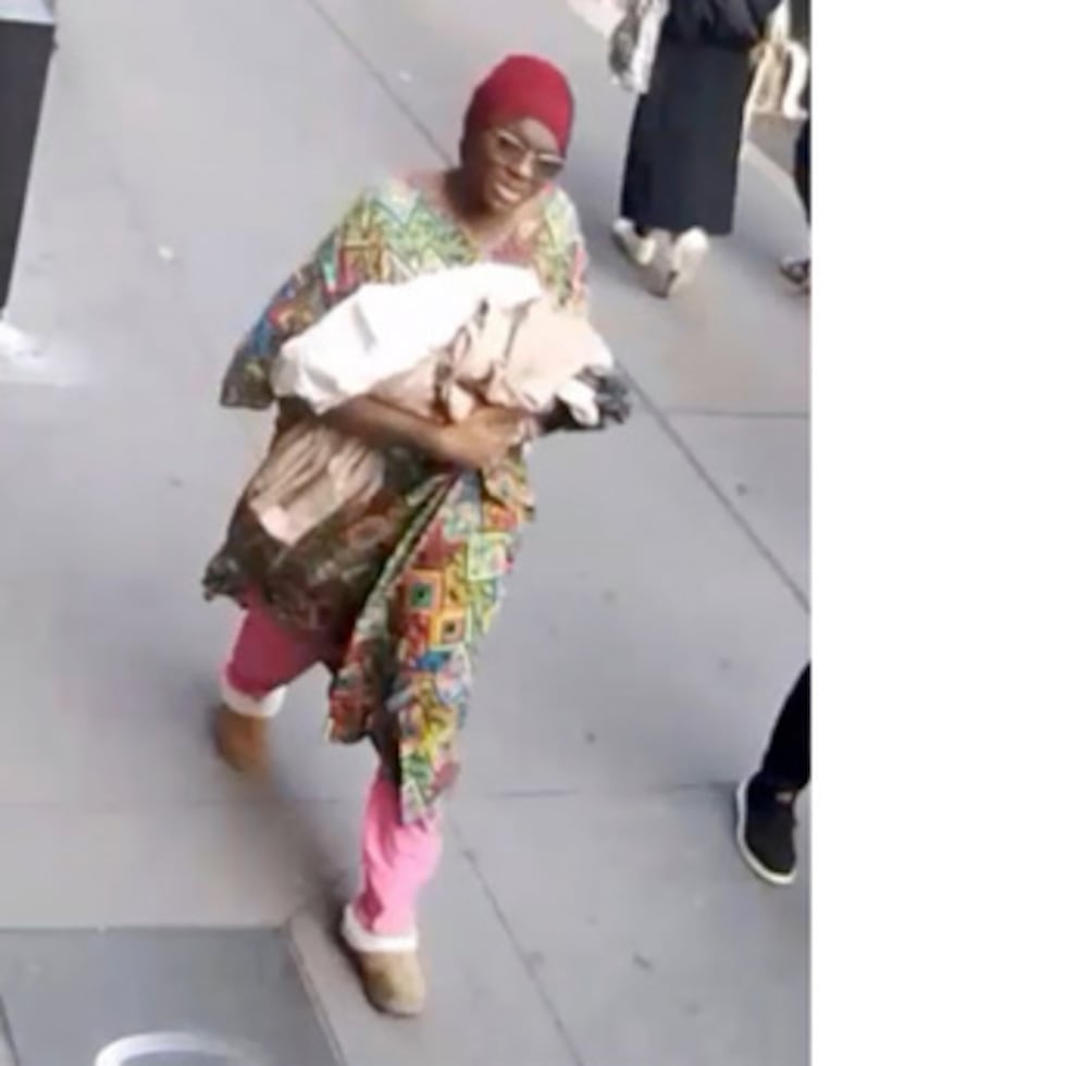 Buscan mujer por abandonar bebé en NY. Video vigilancia capta a la sospechosa.