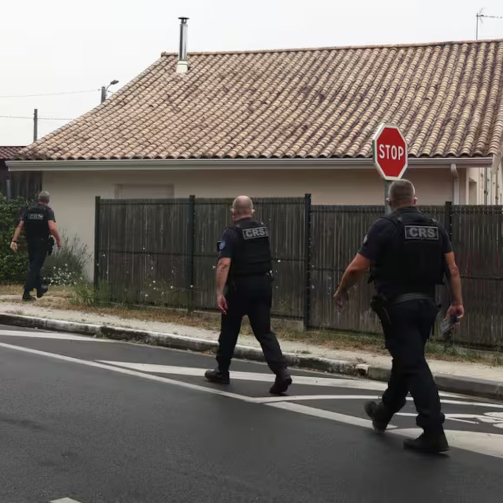 La policía antidisturbios patrulla en Saint-Médard-en-Jalles, un suburbio de Burdeos, el 25 de julio de 2026.