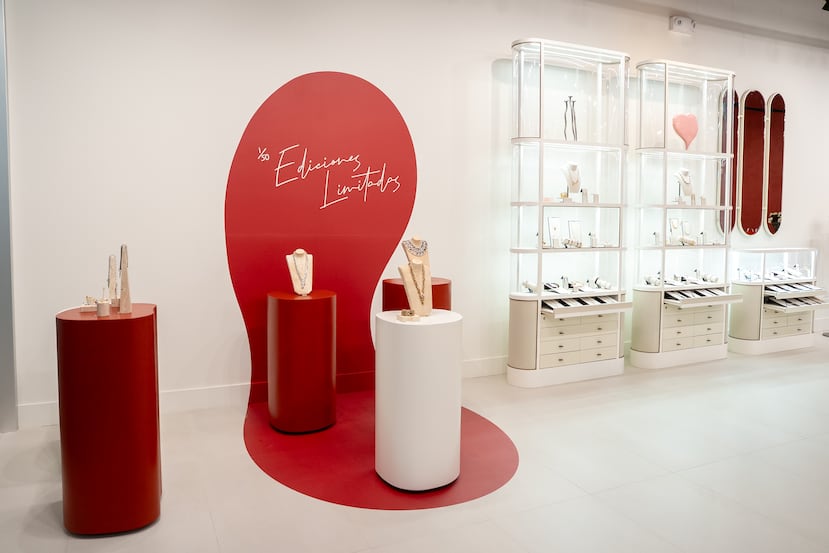 UNOde50 estrena el concepto de tienda galería en la nueva sucursal y en la entrada se exhiben sus collares edición limitada