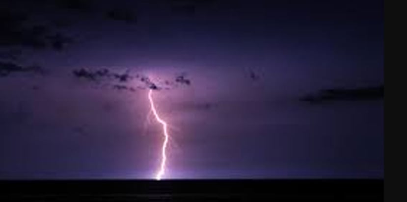 “Cuando (el relámpago ascendente) sucede, comienza en la tierra y luego viaja hacia arriba a las nubes”, detalla el informe de la NOAA. (GFR Media)