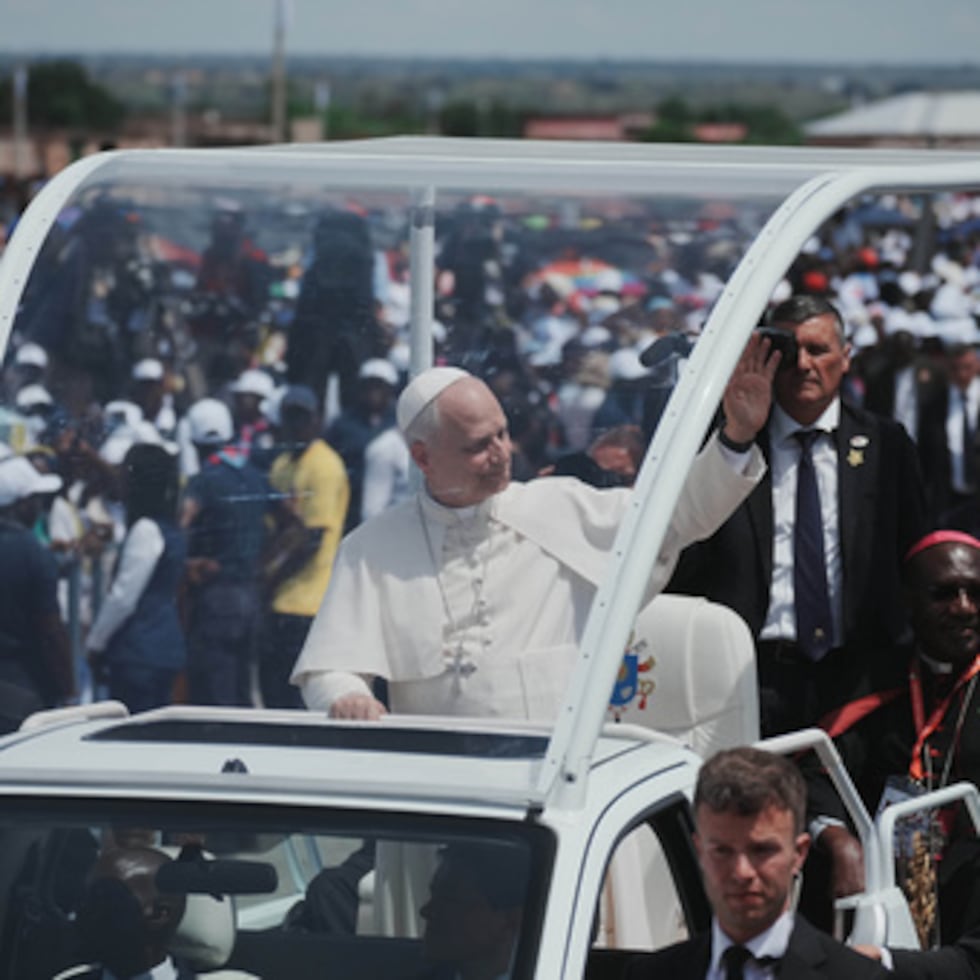 El Papa también envió cartas privadas a Kennedy y al Premier soviético Nikita Khrushchev y trabajó entre bastidores a través de canales diplomáticos para desescalar una situación.
