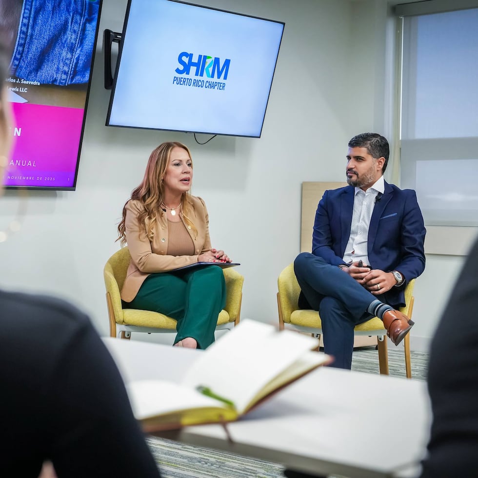 Secretary of Labor María del Pilar Vélez Casanova and former Secretary Carlos J. Saavedra at a forum held by the Society for Human Resource Management of Puerto Rico.
