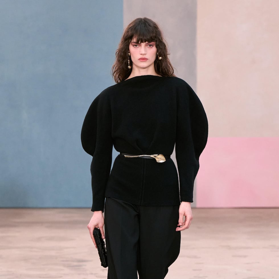 También ensalzó la silueta femenina con vestidos túnica o conjuntos de top y pantalón con cinturón fino a la cintura