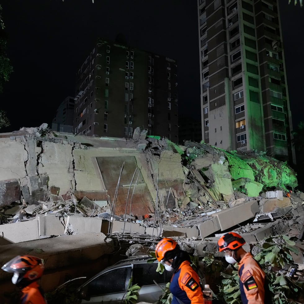 Vecinos y equipos de rescate removían el viernes los escombros para buscar a sobrevivientes de los dos potentes sismos.