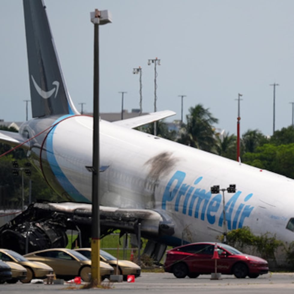 Un avión de carga de Amazon yace dañado cerca de un aparcamiento dos días después de salirse de la pista en el Aeropuerto Internacional de Miami.