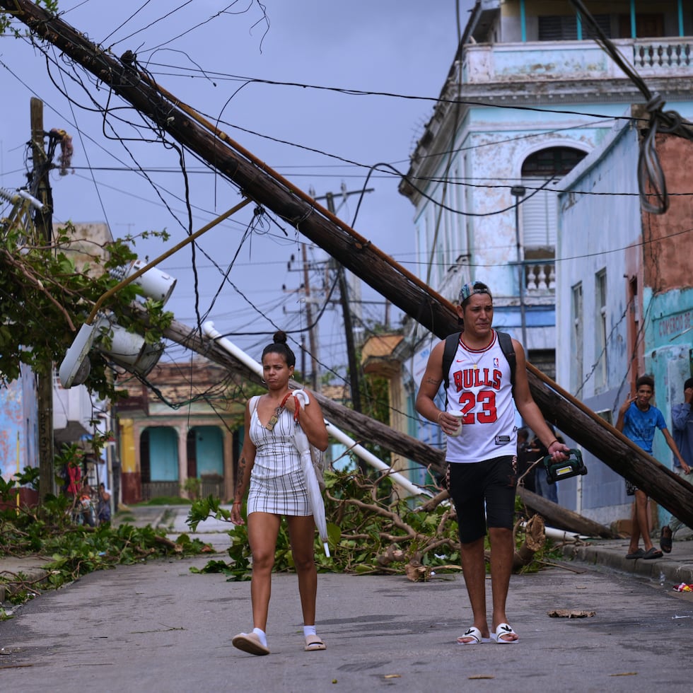 Postes de tendido eléctrico cayeron en las calles de Santiago de Cuba.