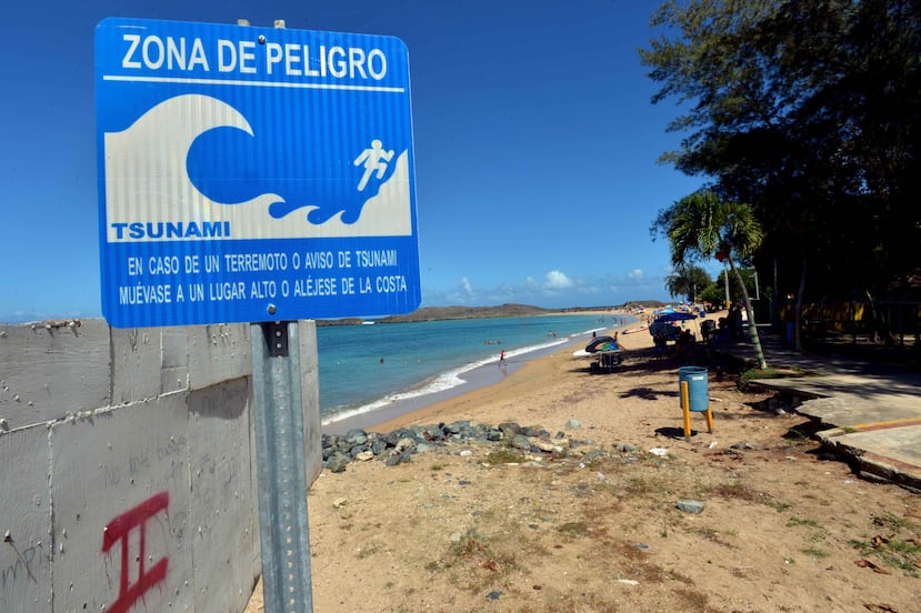 Un letrero alertando sobre una zona de peligro de tsunami. (GFRMedia)