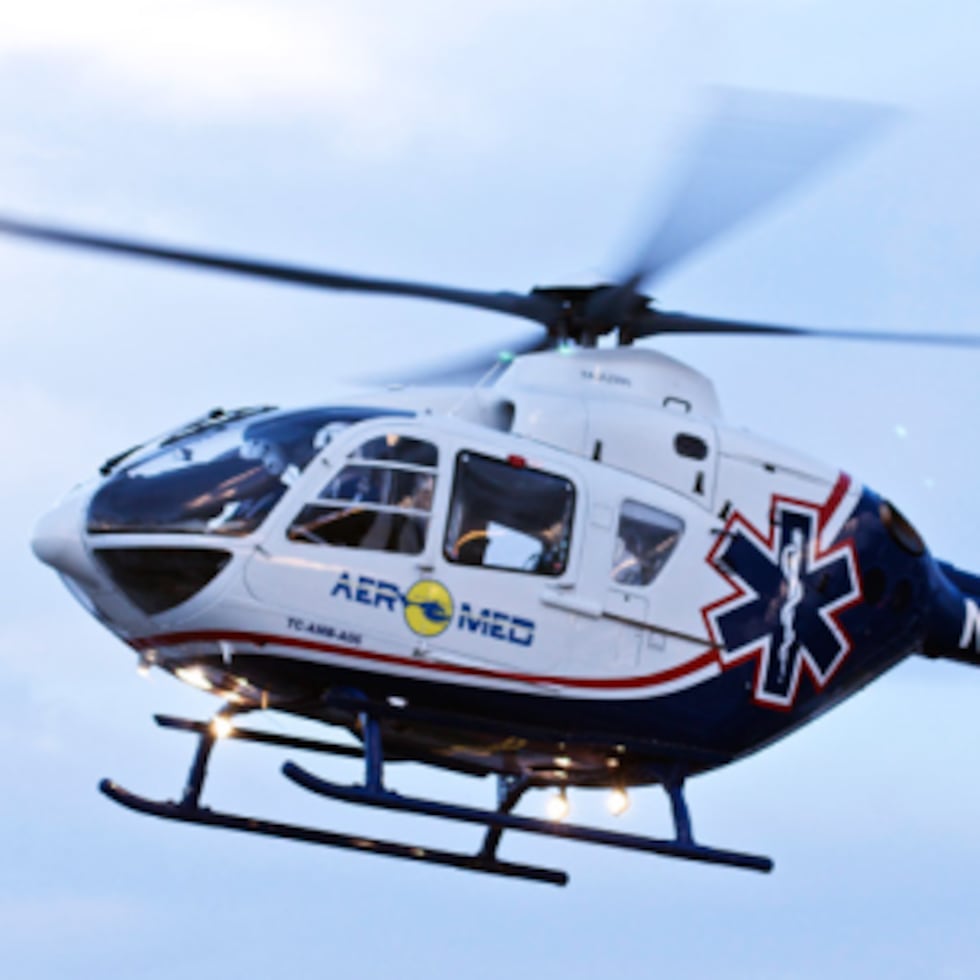 Personal de la Oficina de Manejo de Emergencias y Emergencias Médicas coordinaba su traslado en ambulancia aérea para recibir atención especializada.