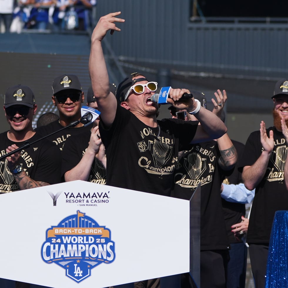 Kike Hernández toma la palabra durante un momento de la celebración de los Dodgers en Los Ángeles.