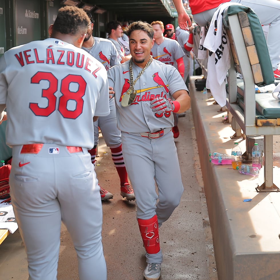 Bryan Torres, de frente, celebra con su compatriota boricua Nelson Velázquez al llegar al dugout de los Cardinals tras conectar su cuarto jonrón de la temporada.