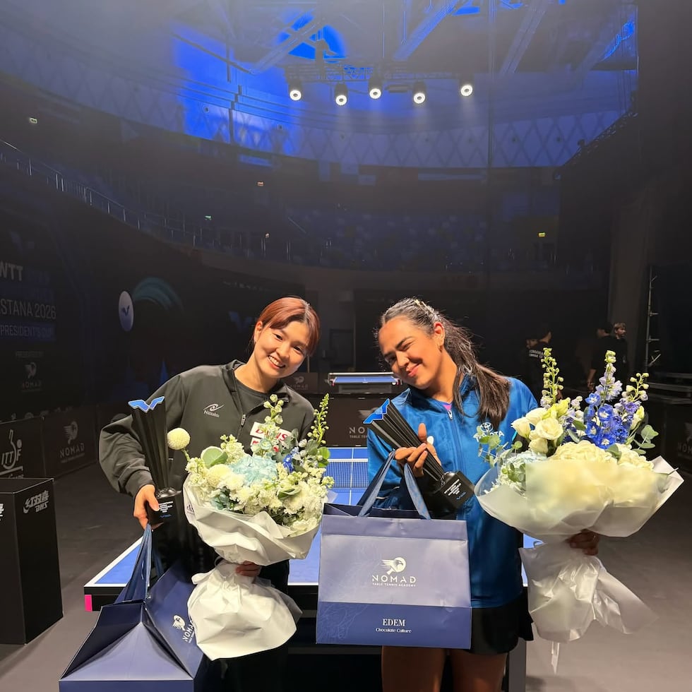 La japonesa Honoka Hashimoto (izquierda) y Adriana Díaz (derecha) posan tras quedar subcampeonas en Astana.
