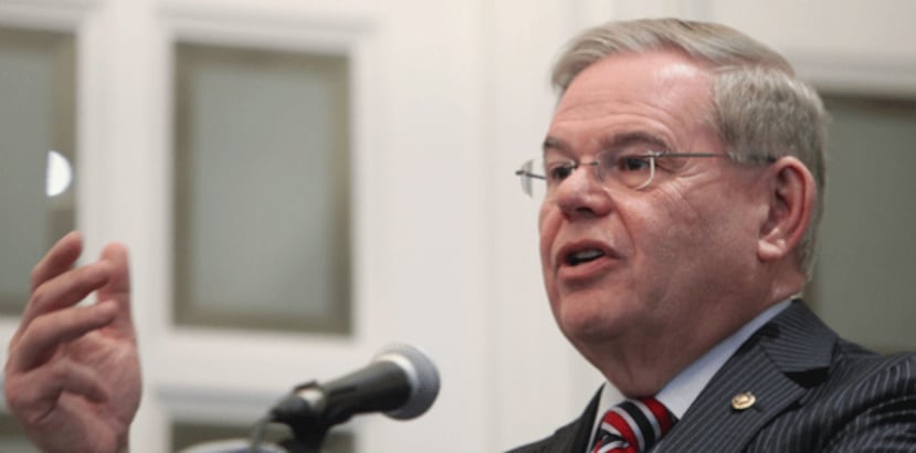 “Restringirnos a nosotros no sirve bien a millones en Nueva Jersey y alrededor de Estados Unidos que buscan saber de sus familiares”, indicó Menéndez. (Archivo)
