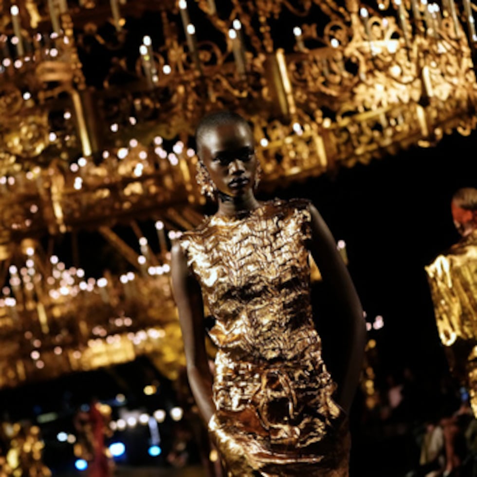 Una modelo luce un diseño de la colección de moda femenina de Saint Laurent para la temporada primavera-verano 2027, presentada en París (Francia) el martes 29 de septiembre de 2026. (Foto AP/Teresa Suárez)