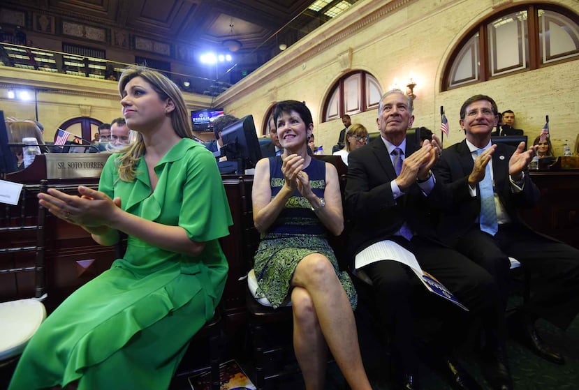 De izquierda a derecha, la primera dama Beatriz Rosselló, la ex primera dama Maga Nevares, el exgobernador Pedro Rosselló y el secretario de Estado, Luis Rivera Marín.