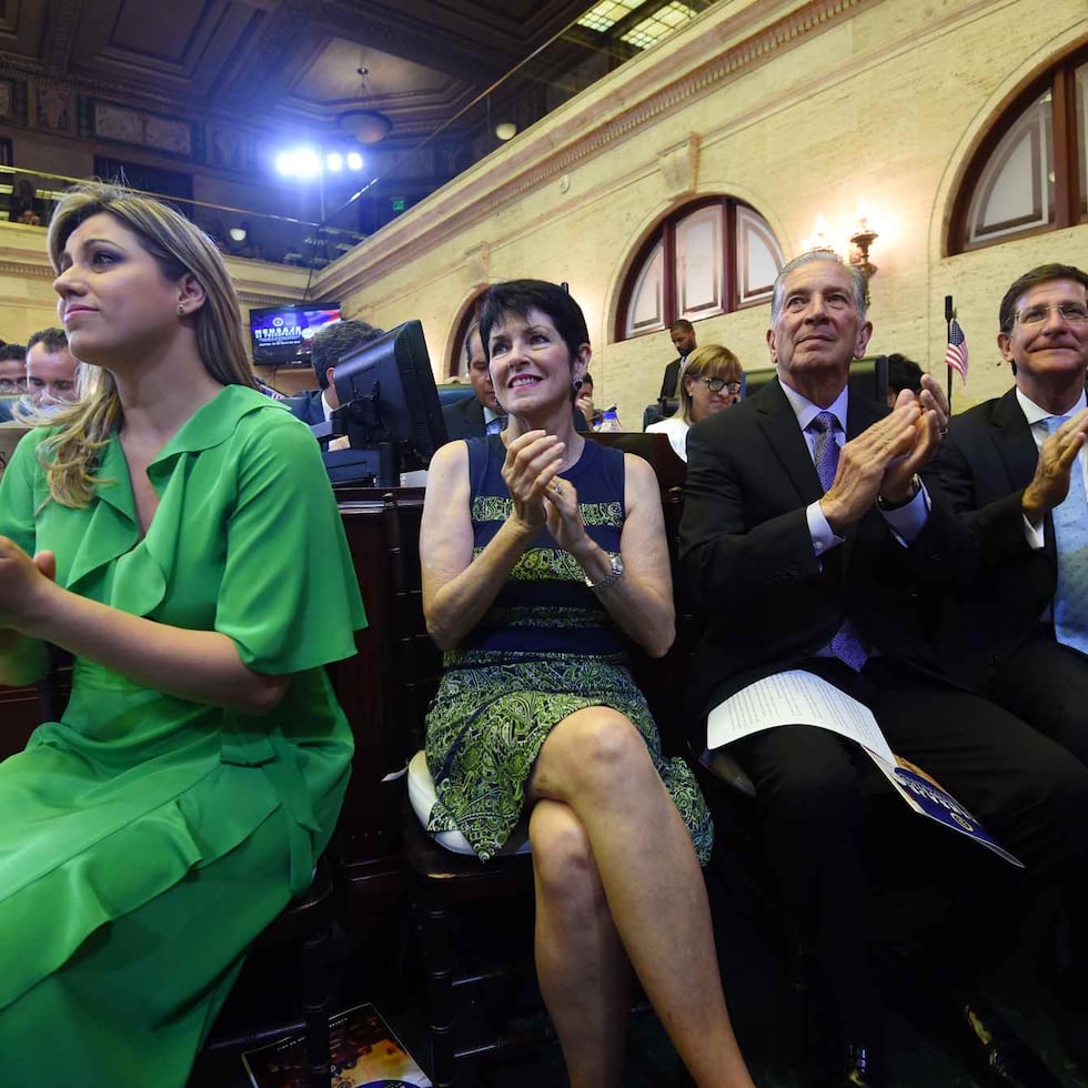 La ex primera dama Maga Nevares (al centro) junto a su esposo, el exgobernador Pedro Rosselló, y su nuera, Beatriz Rosselló.