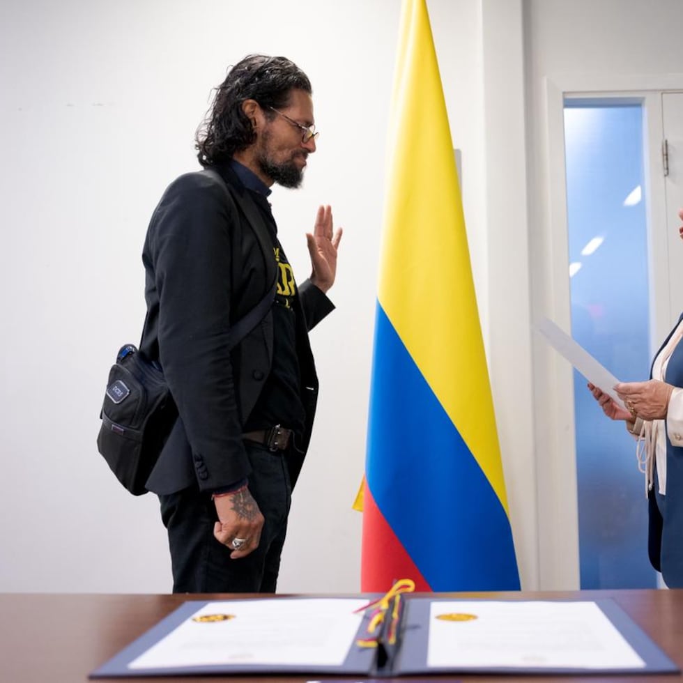 El puertorriqueño Draco Rosa, a la izquierda, aparece en esta imagen junto a Rosa Yolanda Villavicencio Mapy, ministra de Relaciones Exteriores de Colombia, durante la ceremonia de nacionalización del cantante.