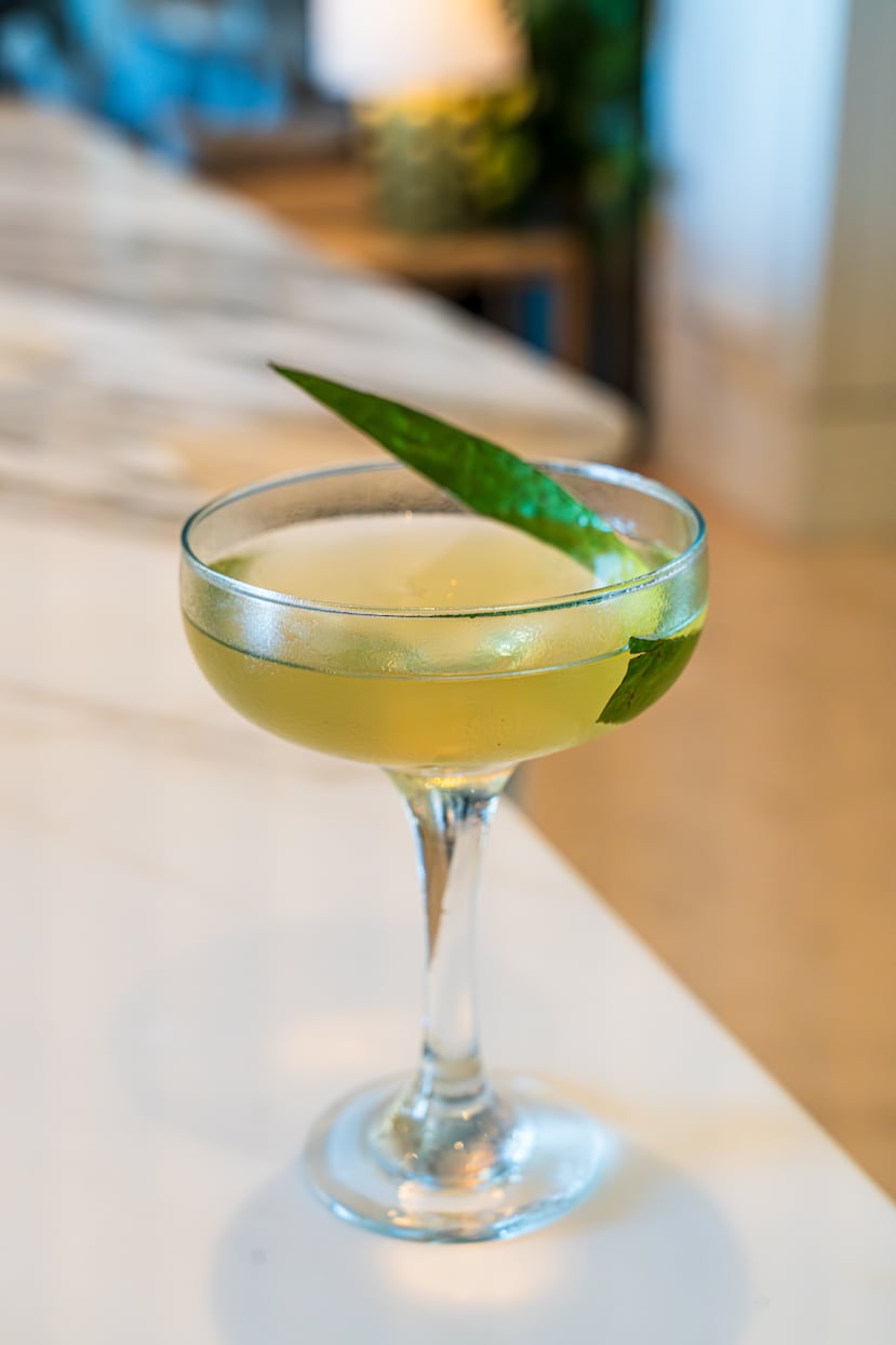 Trago conocido como el Coquí Martini, uno de los más populares de El Bembé en el Four Seasons Resort and Residences Puerto Rico, en Río Grande.