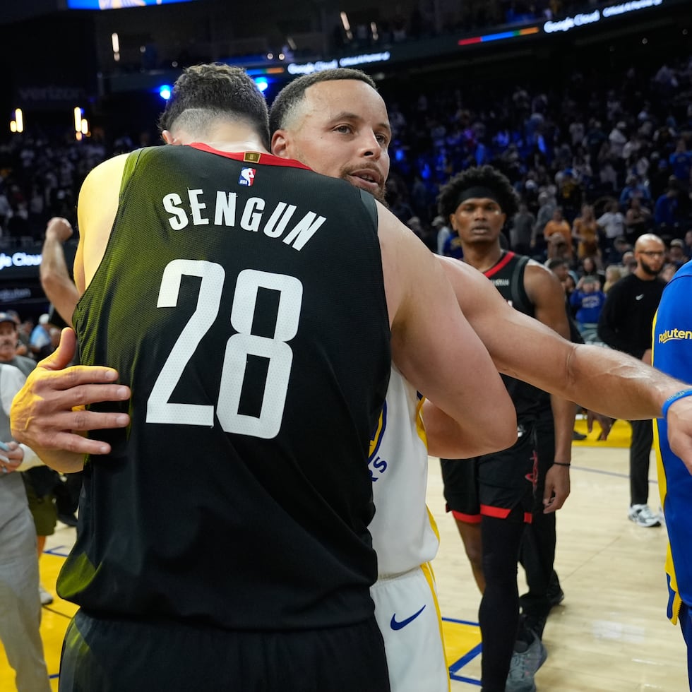 Alperen Sengun se abraza con Stephen Curry tras el choque entre Warriors y Rockets.