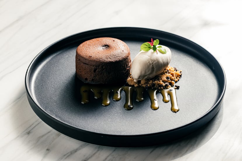 Bizcocho de chocolate con caramelo de parcha, helado de vainilla y coco de Azul Restaurant.