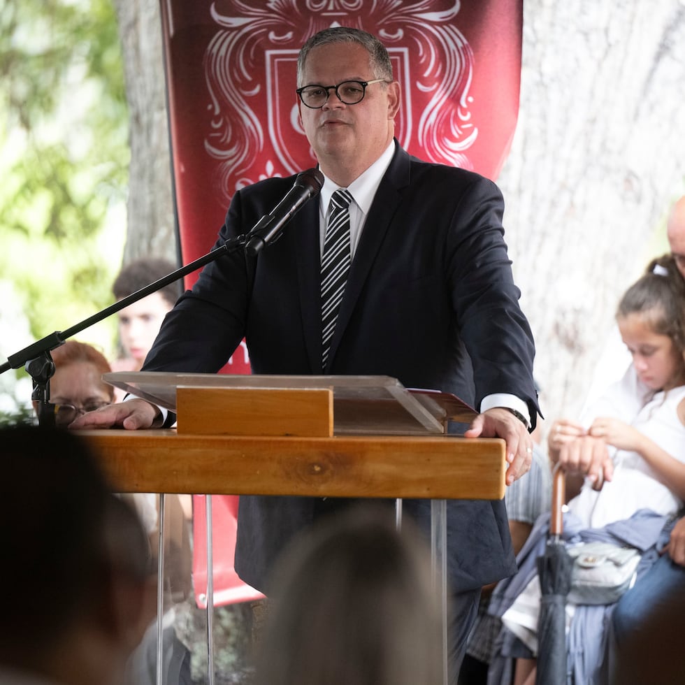 In the photo, Aníbal José Torres during the funeral of former Dorado mayor Carlos López Rivera.