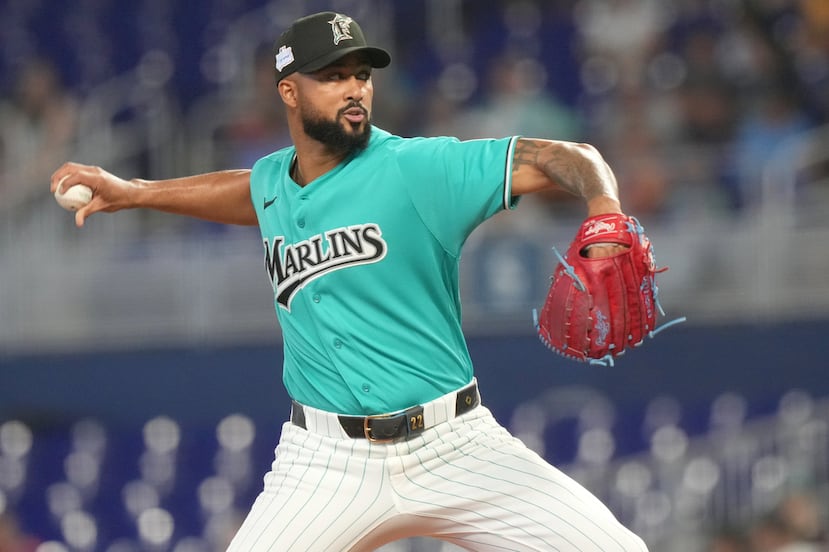 El abridor dominicano de los Marlins Sandy Alcantara está entre los líderes de Grandes Ligas en victorias, con 10.