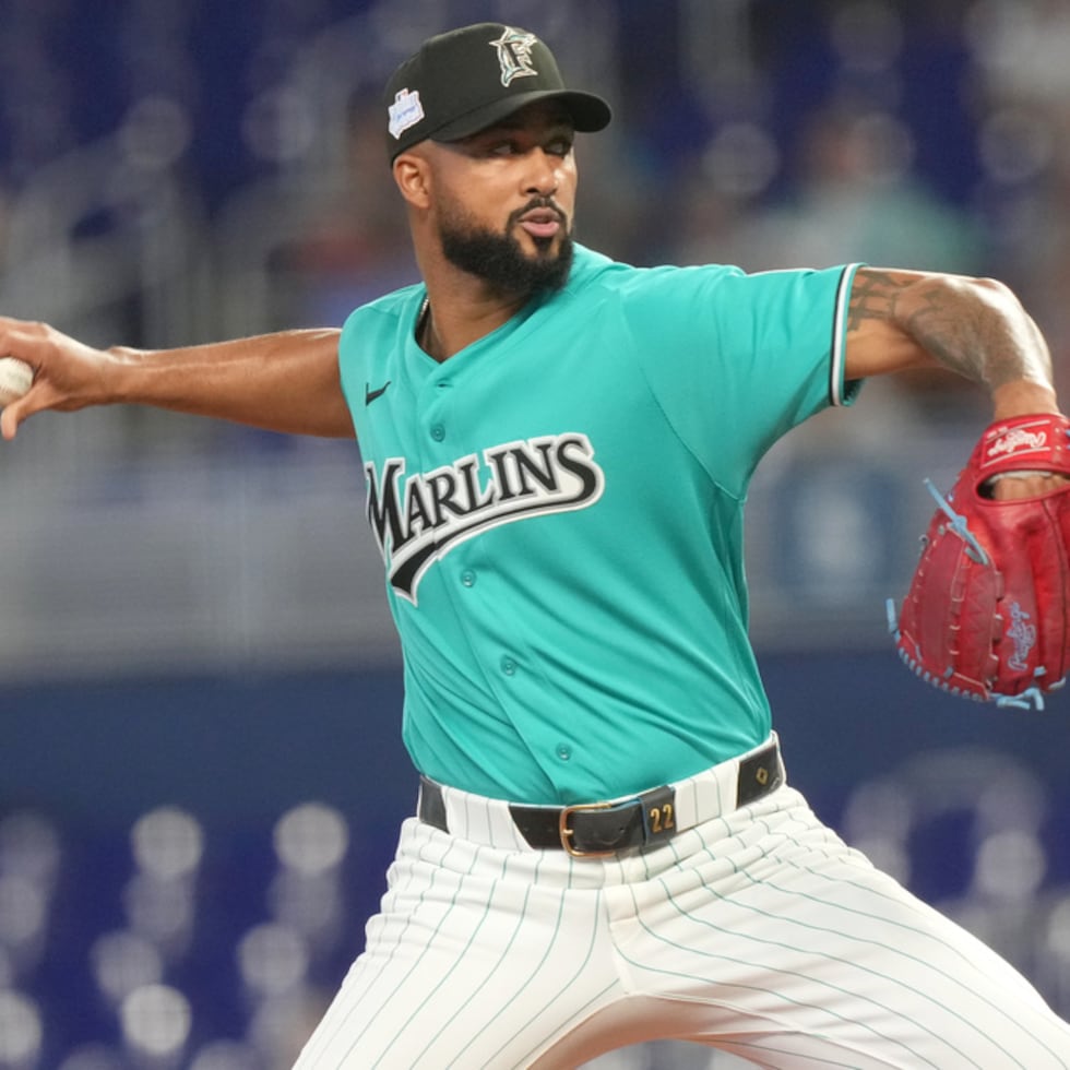 El abridor dominicano de los Marlins de Miami Sandy Alcántara lanza en la primera entrada del juego ante los Rays de Tampa Bay.