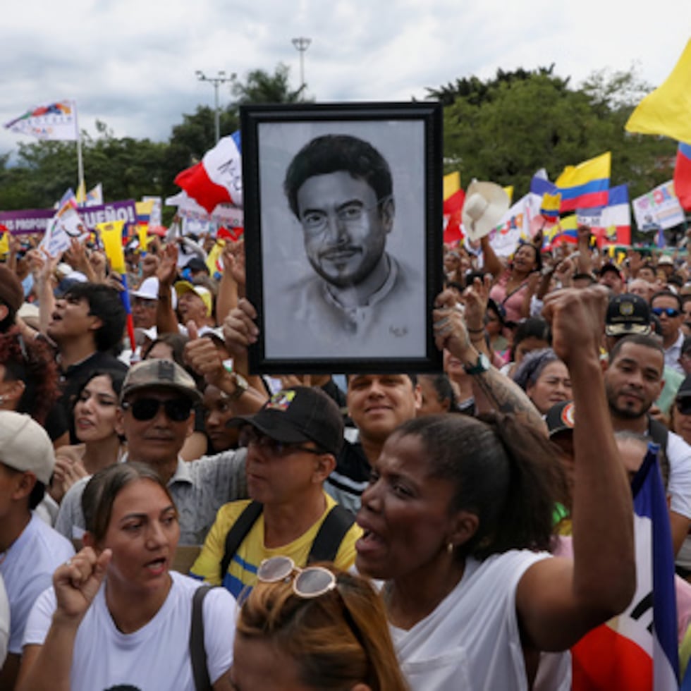 Simpatizantes de Iván Cepeda, candidato presidencial por la coalición Pacto Histórico, lo animan durante un mitin de campaña en Cali.
