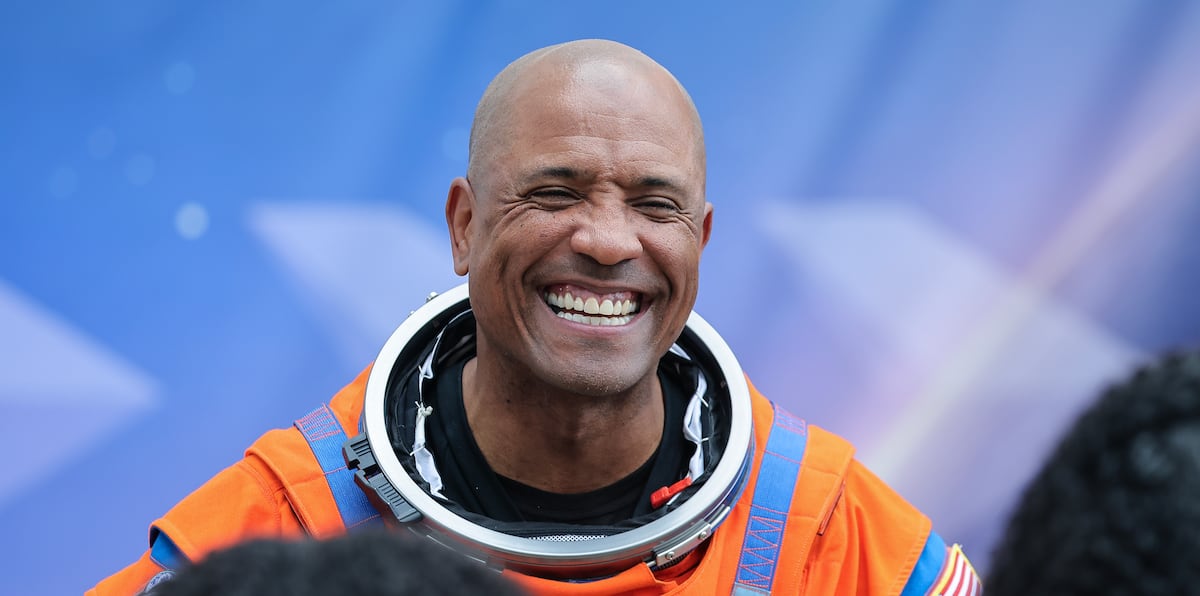 El astronauta explicó que la distancia física del planeta permite comprender algo que muchas veces pasa desapercibido desde la superficie: la Tierra no está dividida por fronteras ni diferencias humanas, sino que aparece como un único sistema vivo flotando en la inmensidad del espacio.