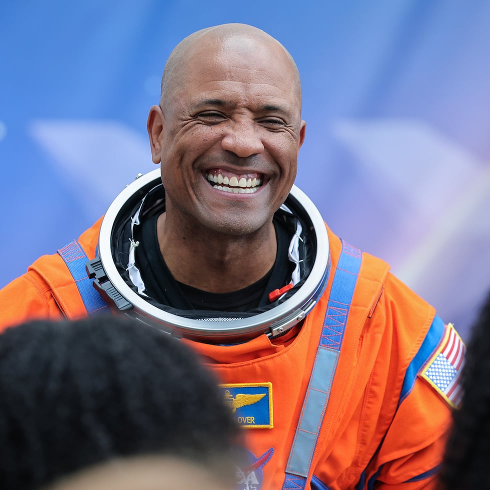 El astronauta explicó que la distancia física del planeta permite comprender algo que muchas veces pasa desapercibido desde la superficie: la Tierra no está dividida por fronteras ni diferencias humanas, sino que aparece como un único sistema vivo flotando en la inmensidad del espacio.