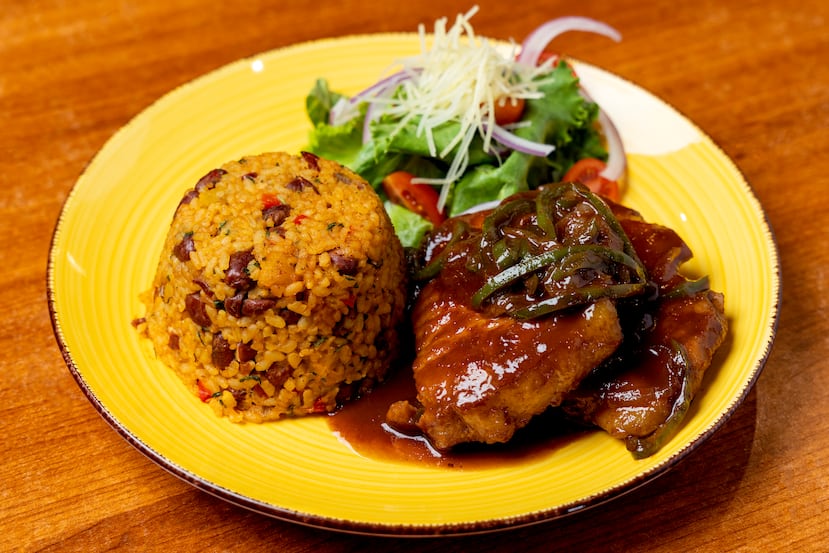 Medallones de cerdo con arroz mamposteao del restaurante Nova Cuisine.
