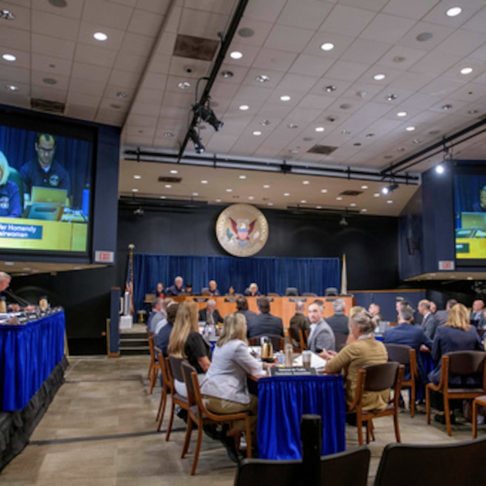 ARCHIVO - La presidenta de la Junta Nacional de Seguridad en el Transporte, Jennifer Homendy, habla durante la audiencia de investigación de la NTSB sobre el accidente de colisión en pleno vuelo de DCA, en la sala de juntas de la Junta Nacional de Seguridad en el Transporte, el 30 de julio de 2025, en Washington. (AP Photo/Rod Lamkey, Jr., Archivo)