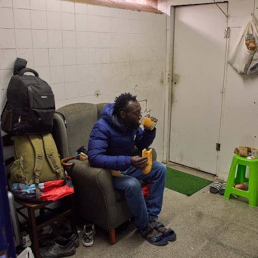 Yankuba Touray, de Gambia, desayuna en una escuela abandonada en Badalona, cerca de Barcelona.