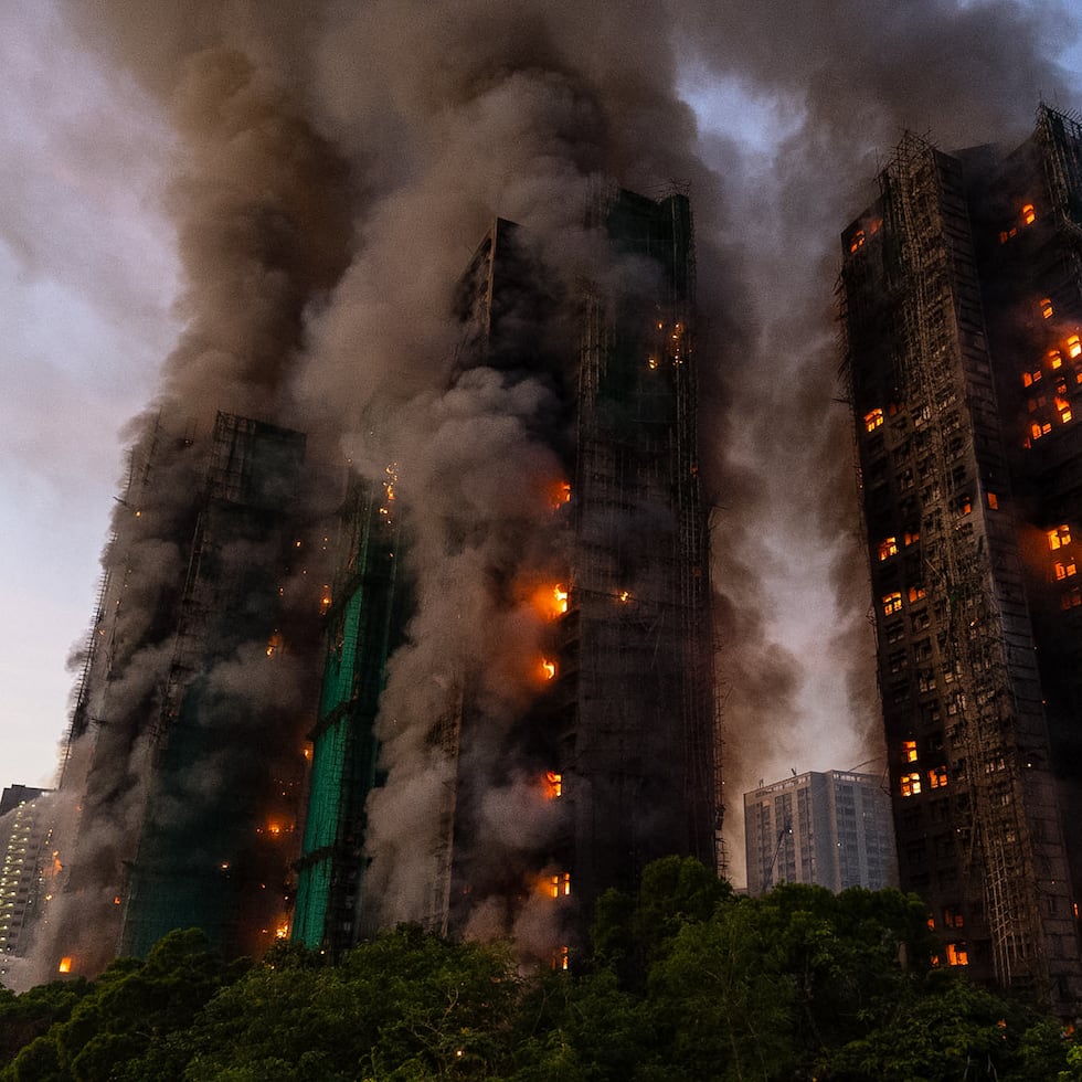 Humo elevándose de un incendio en Wang Fuk Court un complejo residencial en el distrito de Tai Po en los Nuevos Territorios de Hong Kong, el miércoles 26 de noviembre 2025.