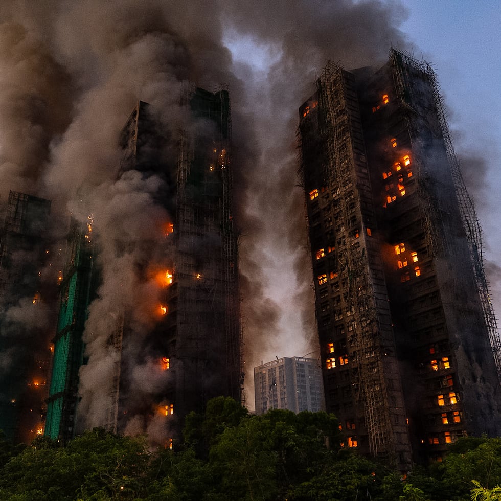 Humo elevándose de un incendio en Wang Fuk Court un complejo residencial en el distrito de Tai Po en los Nuevos Territorios de Hong Kong, el miércoles 26 de noviembre 2025. (AP Foto/Chan Long Hei)