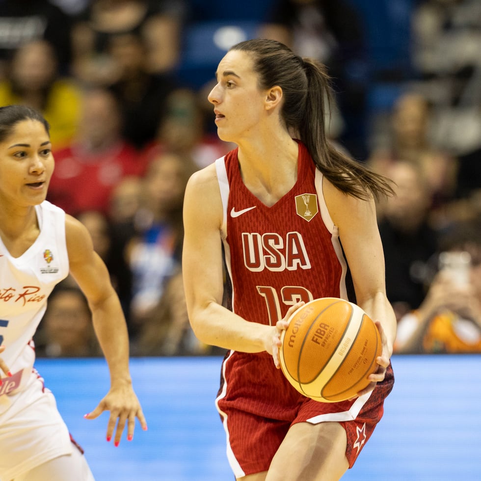 Pamela Rosado defiende a Caitlin Clark en el Coliseo de Puerto Rico José Miguel Agrelot.