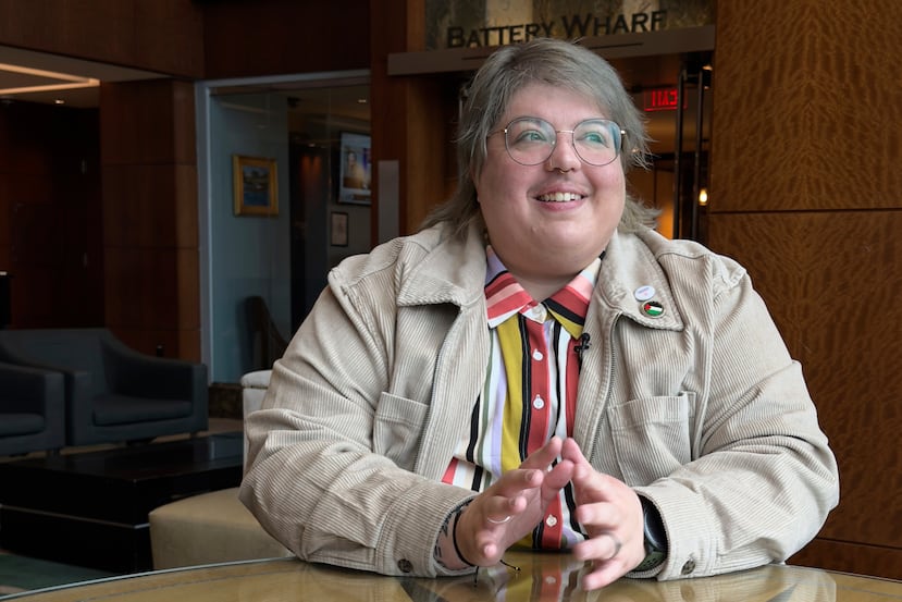 ARCHIVO - Ash Lazarus Orr, demandante transgénero en una demanda contra la política del gobierno de Trump que prohíbe el uso de la "X" en los pasaportes, utilizada por personas no binarias, habla durante una entrevista con The Associated Press, el 24 de marzo de 2025, en Boston. (Foto AP/Rodrique Ngowi, Archivo)