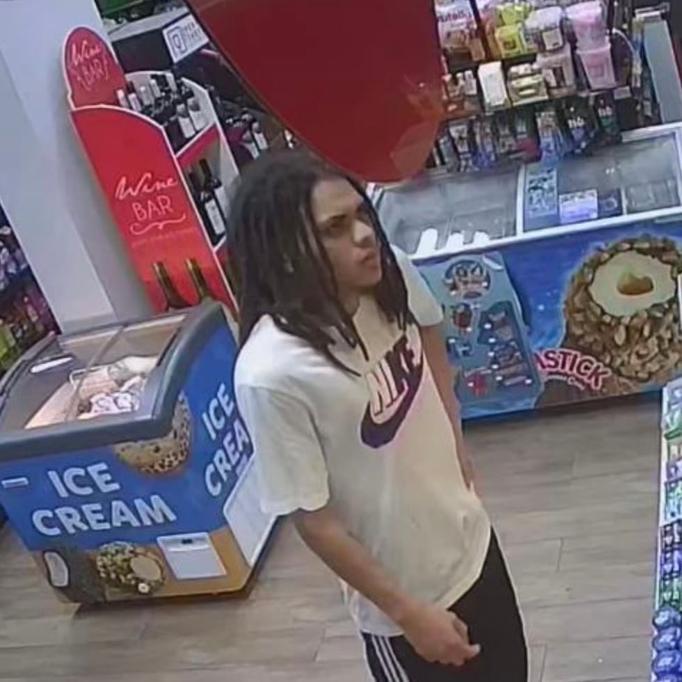 Al momento de los hechos, vestía una camisa blanca con el logo de Nike y un pantalón negro con franjas blancas.